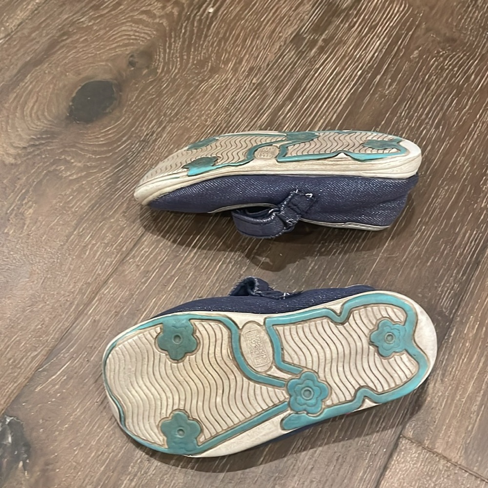 Little girls velcro flats. In used condition - Picture 4 of 6